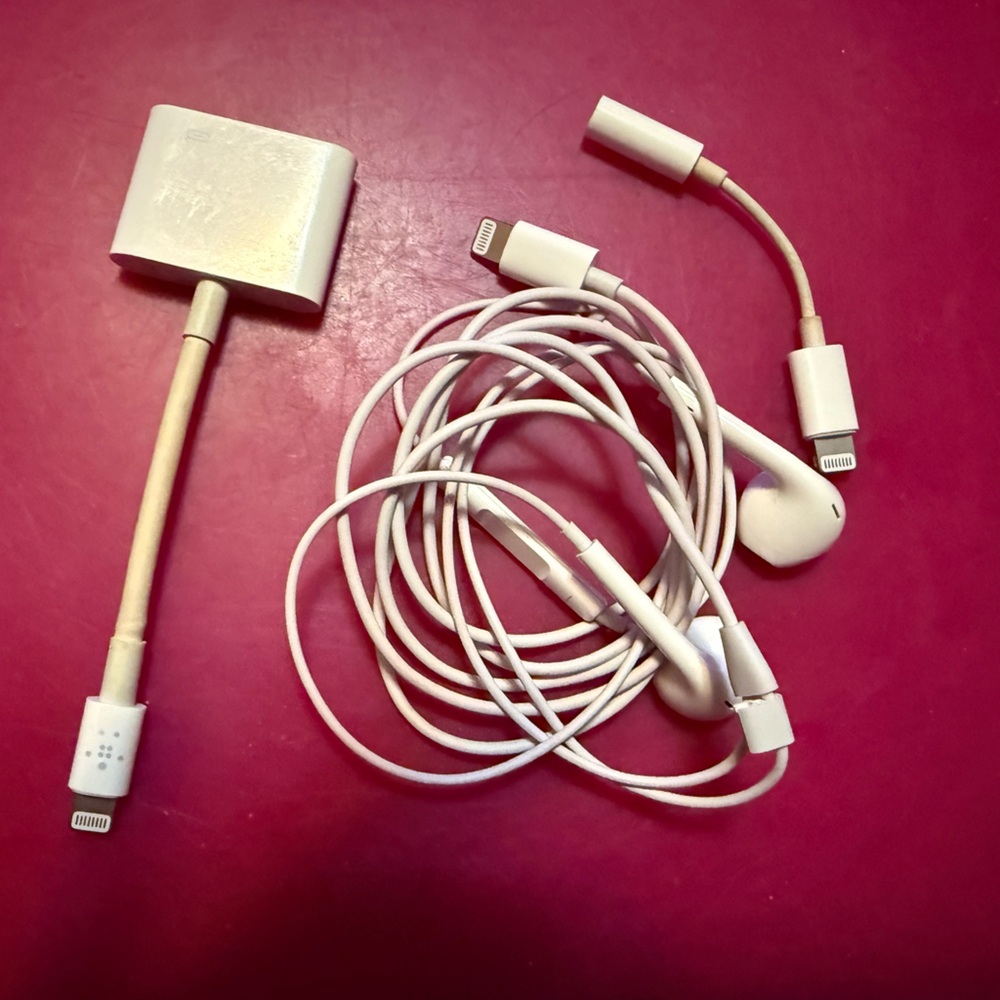 Belkin Rockstar Lightning Charging adapter w/Earpods & 3.5 adapter